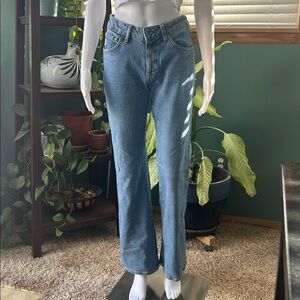 Mid-rise Slim Flare Jeans. Size 28/32